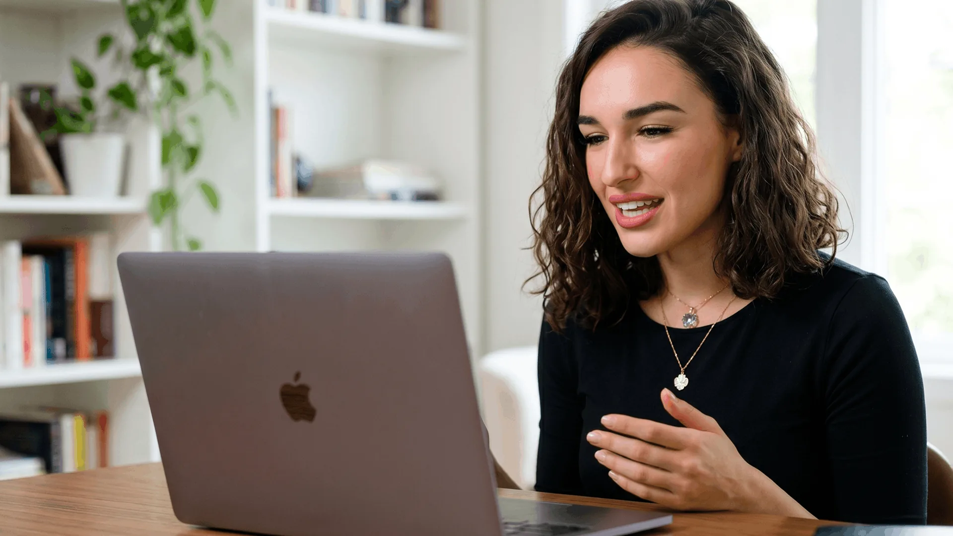 Professionista che crea contenuti al computer ogni giorno